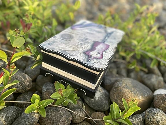 Dekorativ ask, smyckeskrin, pärlor,