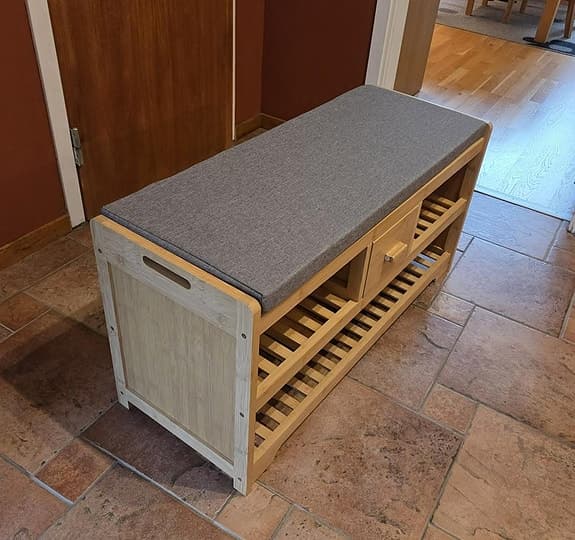 Bänk med skoförvaring