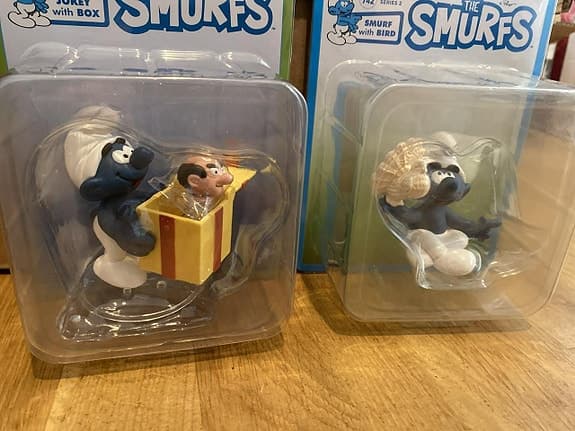 2 st. Ultrasmurfar - jokey med box + smurf/vit duva. Leksak!