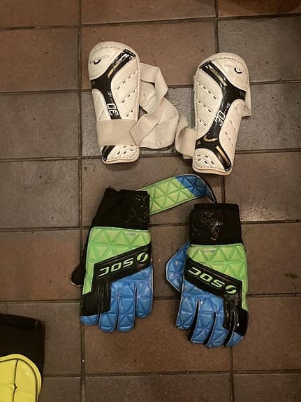 Benskydd och målvaktshanskar för barn 5-9 år gamla.