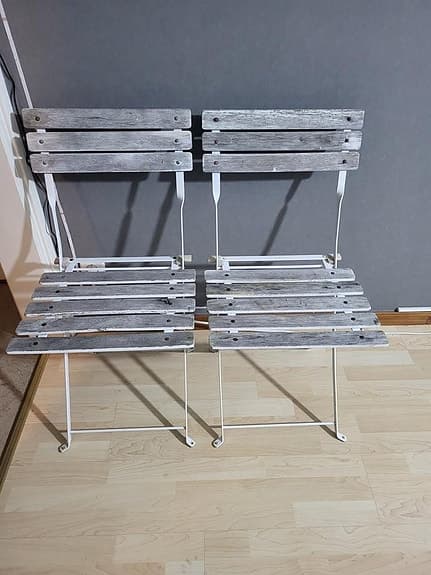 2 st fällbara stolar i trä och metall