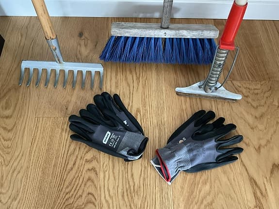 TRÄDGÅRDSREDSKAP -BALKONGVÄDRING-KRATTA-METALL M.M