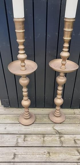 Två höga ljusstakar