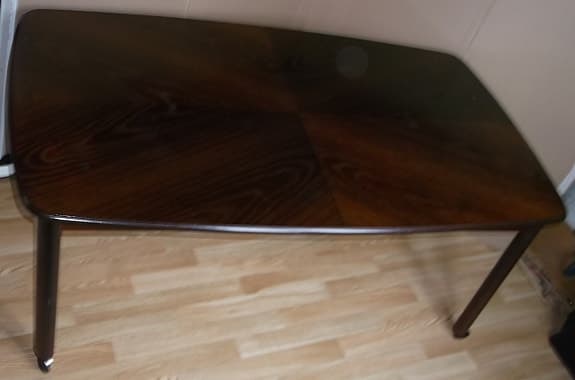 Soffbord mörkbrunt trä bord med hjul Mycket fint skick
