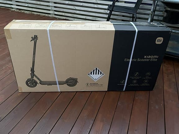 Helt ny Xiaomi elscooter oöppnad i paketet