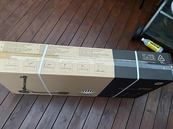 Helt ny Xiaomi elscooter oöppnad i paketet