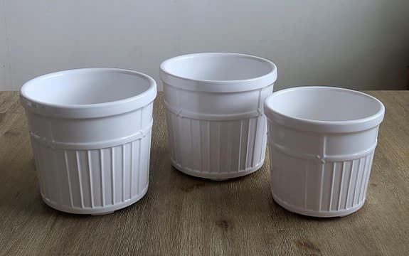Stilrena, klassiska vita krukor