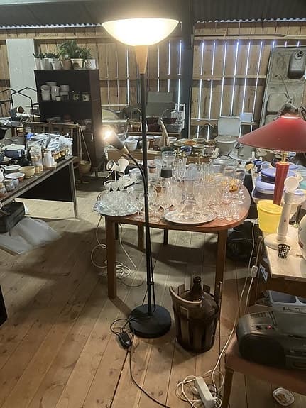 Golvlampa i metall med justerbar arm