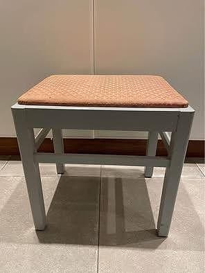 Riktigt gammal pall i trä - m tygsits! Stabil, originaltyg!