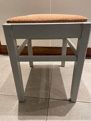 Riktigt gammal pall i trä - m tygsits! Stabil, originaltyg!