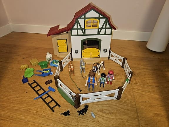Playmobil stall med tillbehör