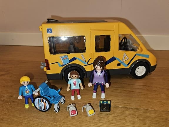 Playmobil skolbuss med tillbehör