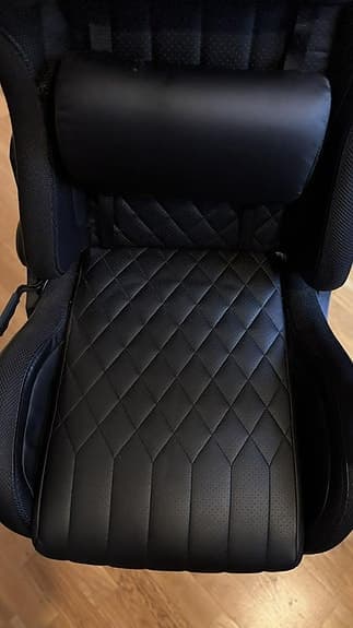 Gamingstol svart med multiple LED-belysning och kuddar och remote