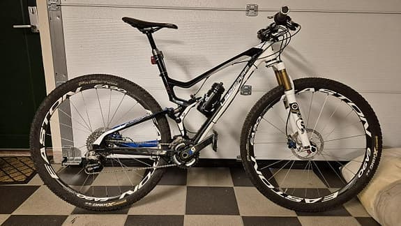 Unik fulldämpad mountainbike i kolfiber