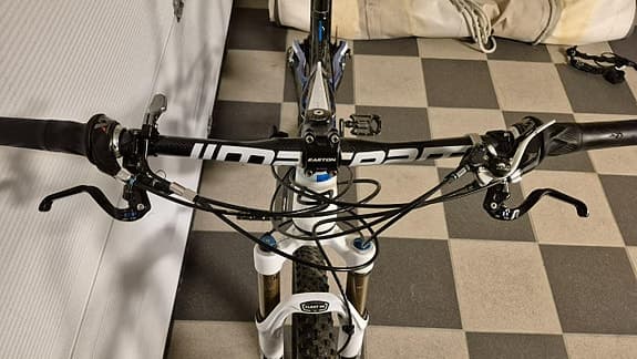 Unik fulldämpad mountainbike i kolfiber