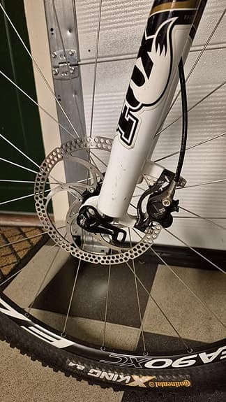 Unik fulldämpad mountainbike i kolfiber