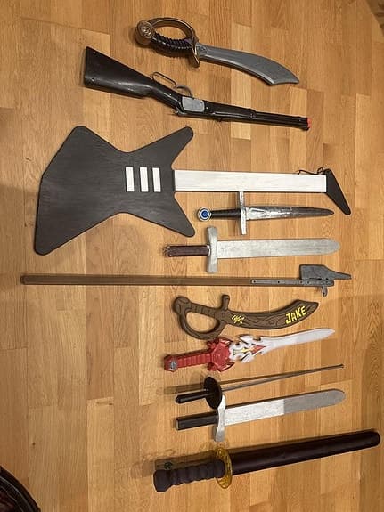 Trä elgitarr + Leksaks spjut