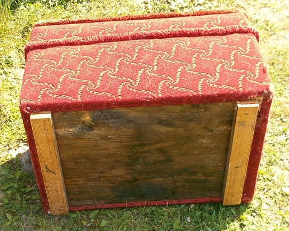 Sypuff Vinröd Pall Förvaring för sybehör, garn mm På Väddö