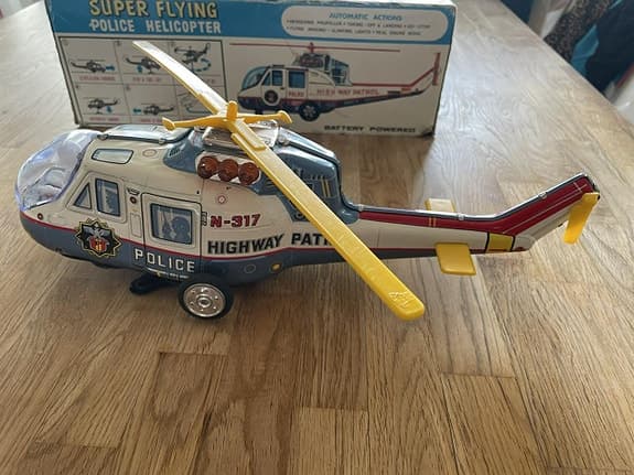Tin Toys Helikopter 1960 + 2 st segelflygplan (mest balsa)