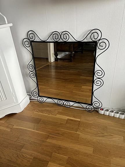 spegel i svart järn 56*57 cm