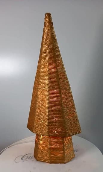 Jul Belysning i form av en julgran .