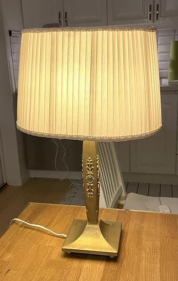 Retro bordslampa med klassisk oval lampskärm