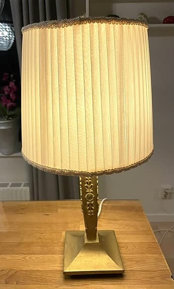 Retro bordslampa med klassisk oval lampskärm