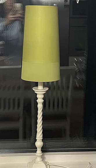 Lång bordslampa med lång modern grön lampskärm