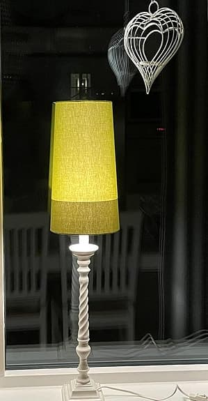 Lång bordslampa med lång modern grön lampskärm