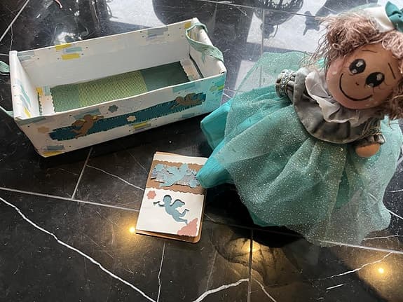 Docka med klänning och tillbehör