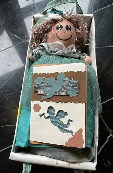 Docka med klänning och tillbehör