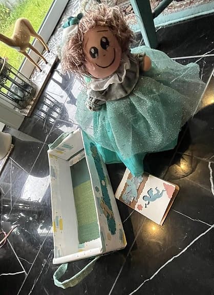 Docka med klänning och tillbehör