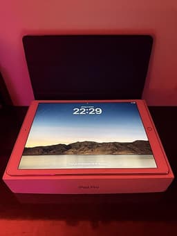 iPad Pro 12,9” (2nd Gen, 64 GB)  Guld + fodral