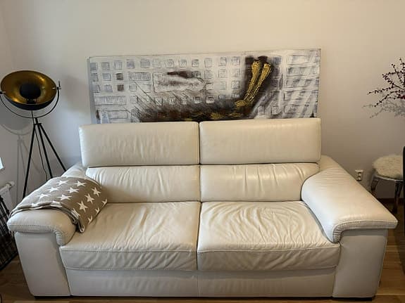 Beige/krämvit skinnsoffa