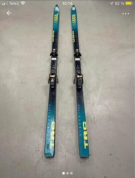 Skidor med bindningar