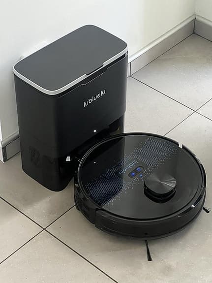 Appstyrd Robotdammsugare med självtömning och mopp