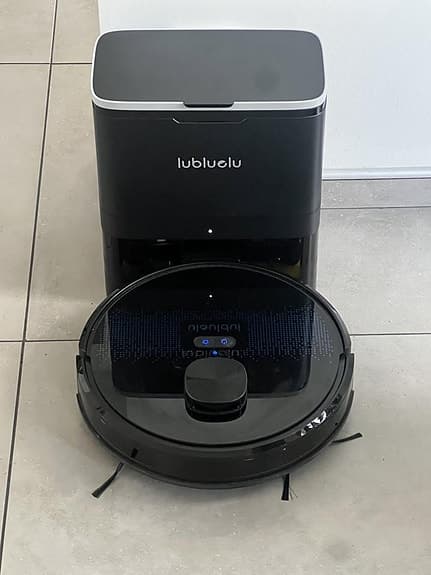 Appstyrd Robotdammsugare med självtömning och mopp