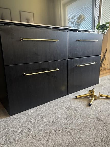 Svart byrå / TV-bänk med 4 lådor & guldhandtag