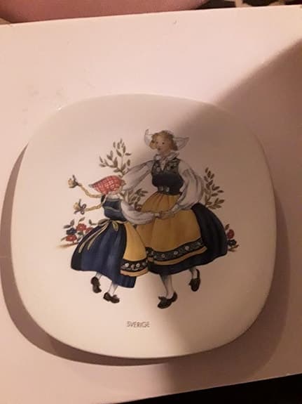 Tallrik med Sverigedräkten - Signerad. JL.Rörstrand Swede