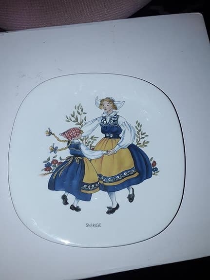 Tallrik med Sverigedräkten - Signerad. JL.Rörstrand Swede