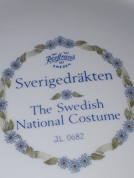 Tallrik med Sverigedräkten - Signerad. JL.Rörstrand Swede