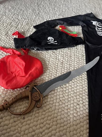 Blandade  utklädningskläder stl 110/116