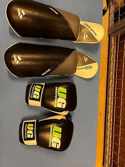 boxningshandskar och benskydd