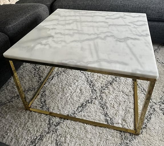 Äkta marmorbord med guldfärgat metallstativ