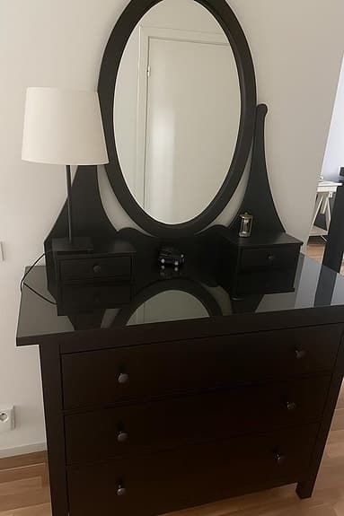 Svartbrun HEMNES byrå med spegel – IKEA