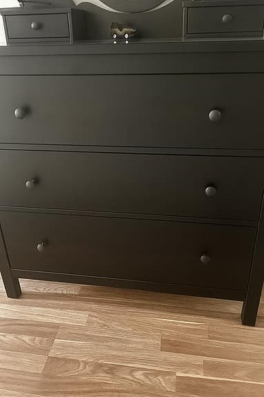 Svartbrun HEMNES byrå med spegel – IKEA