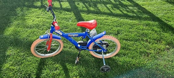 Barn cykel med stödhjul