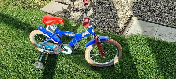 Barn cykel med stödhjul