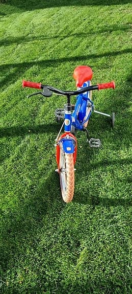 Barn cykel med stödhjul