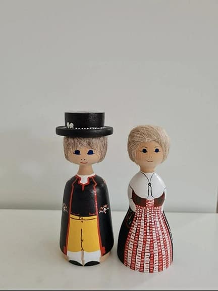 Par handmålade trädockor i folkdräkt, Leksand, vintage